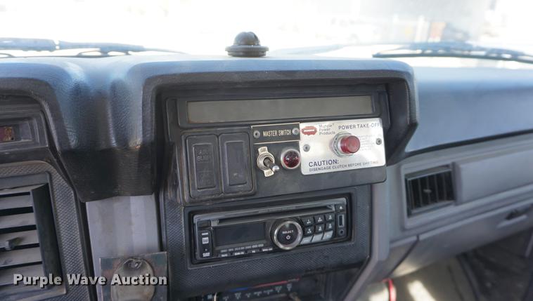 image for item DF1552 1998 Ford F700 service truck with crane