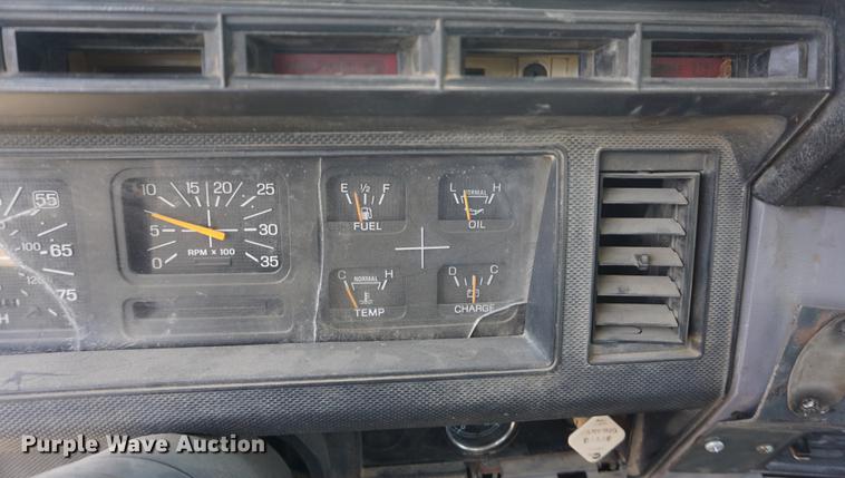 image for item DF1552 1998 Ford F700 service truck with crane