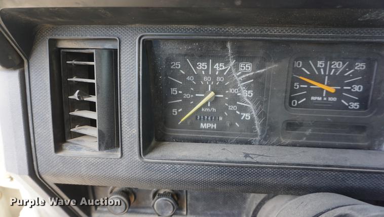 image for item DF1552 1998 Ford F700 service truck with crane