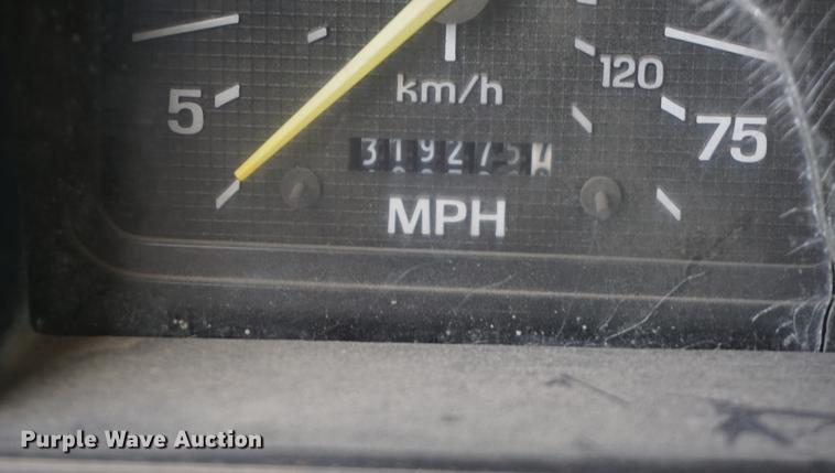 image for item DF1552 1998 Ford F700 service truck with crane