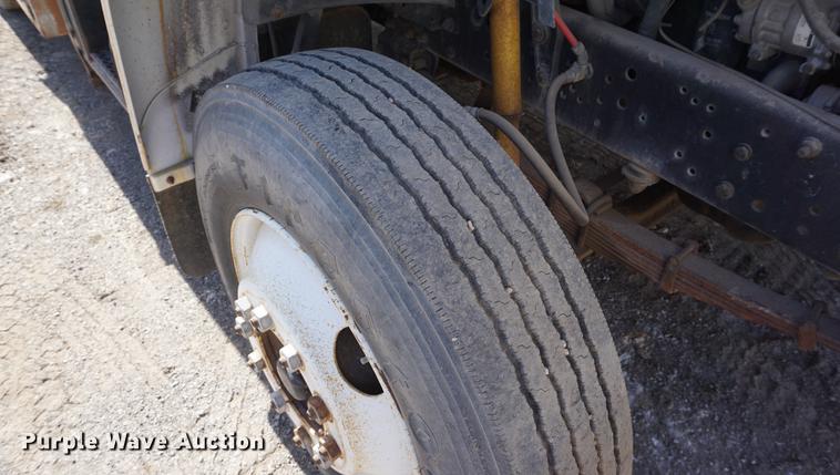 image for item DF1552 1998 Ford F700 service truck with crane