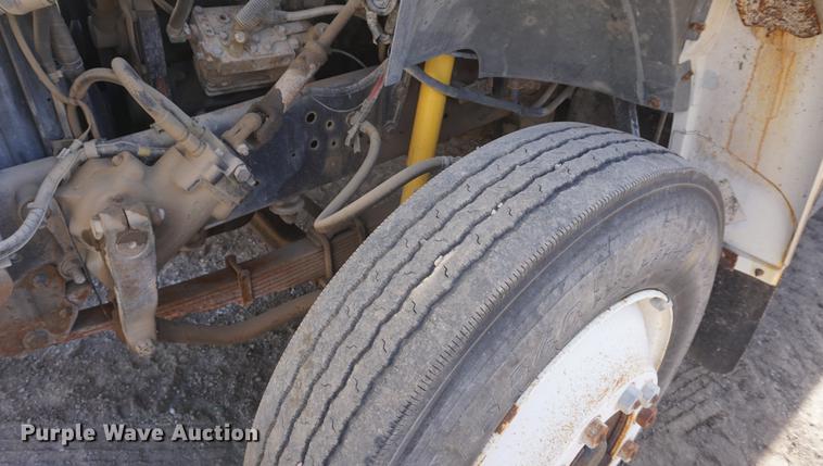 image for item DF1552 1998 Ford F700 service truck with crane