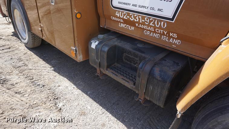 image for item DF1552 1998 Ford F700 service truck with crane