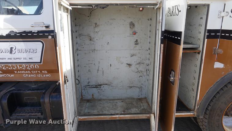 image for item DF1552 1998 Ford F700 service truck with crane