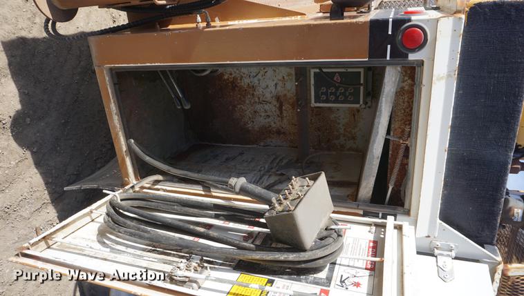 image for item DF1552 1998 Ford F700 service truck with crane