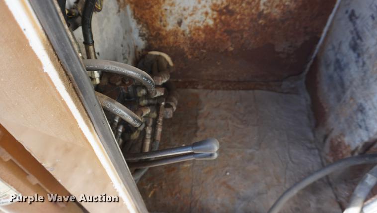 image for item DF1552 1998 Ford F700 service truck with crane