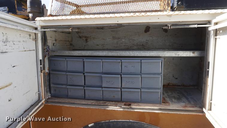 image for item DF1552 1998 Ford F700 service truck with crane