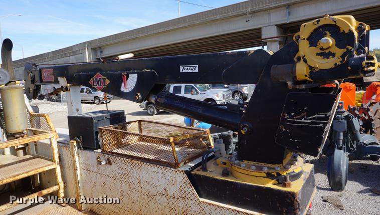 image for item DF1552 1998 Ford F700 service truck with crane