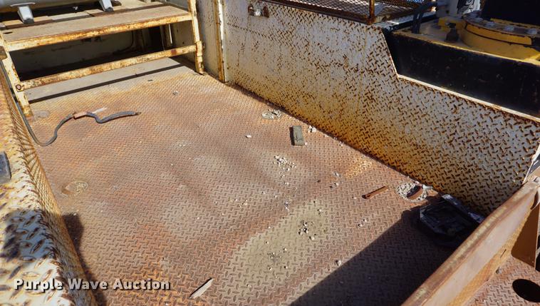 image for item DF1552 1998 Ford F700 service truck with crane