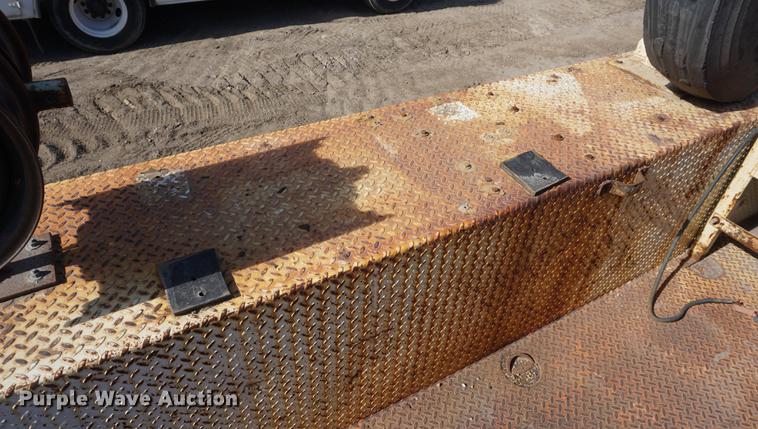 image for item DF1552 1998 Ford F700 service truck with crane