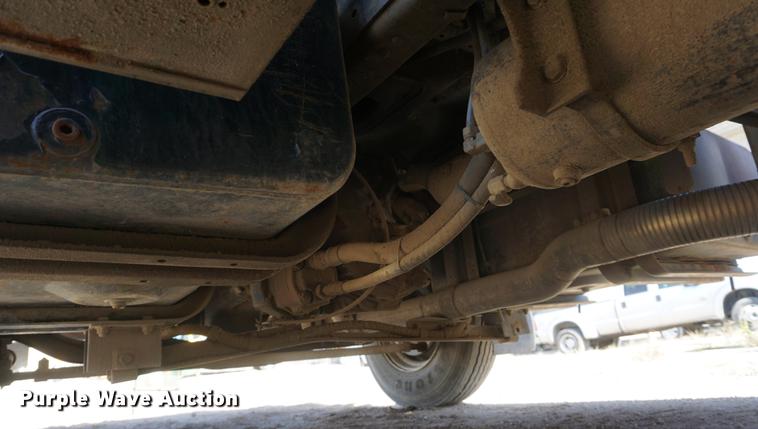 image for item DF1552 1998 Ford F700 service truck with crane