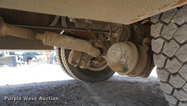 image for item DF1552 1998 Ford F700 service truck with crane