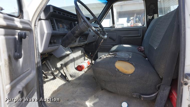 image for item DF1553 1998 Ford F700 service truck with crane