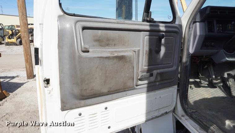 image for item DF1553 1998 Ford F700 service truck with crane