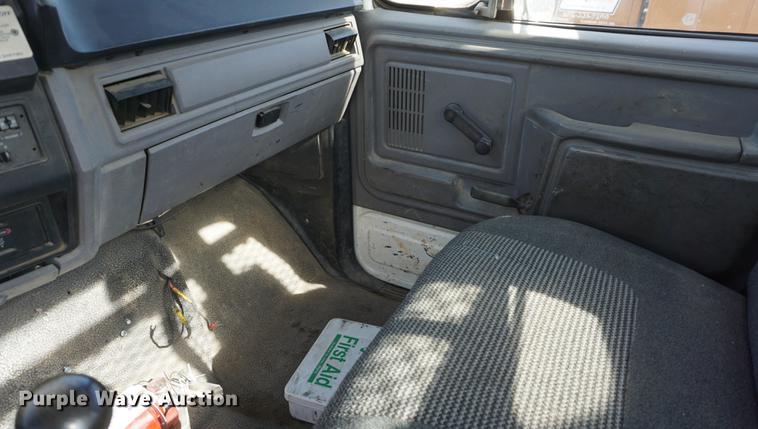 image for item DF1553 1998 Ford F700 service truck with crane