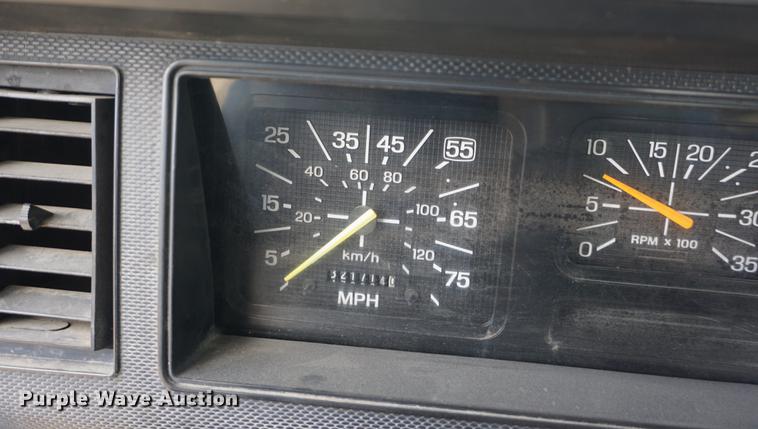 image for item DF1553 1998 Ford F700 service truck with crane