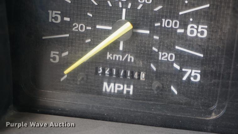 image for item DF1553 1998 Ford F700 service truck with crane