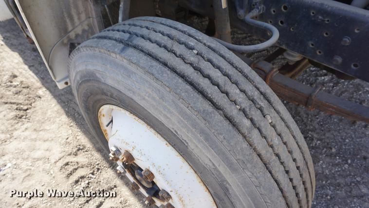 image for item DF1553 1998 Ford F700 service truck with crane