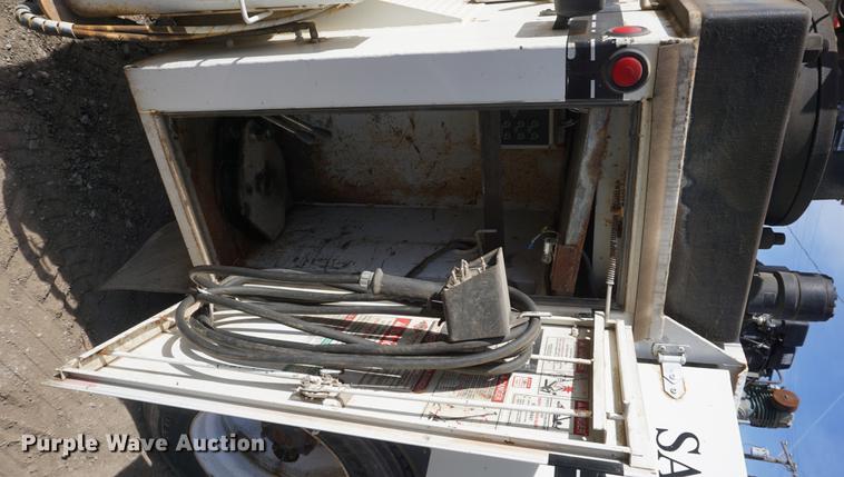 image for item DF1553 1998 Ford F700 service truck with crane