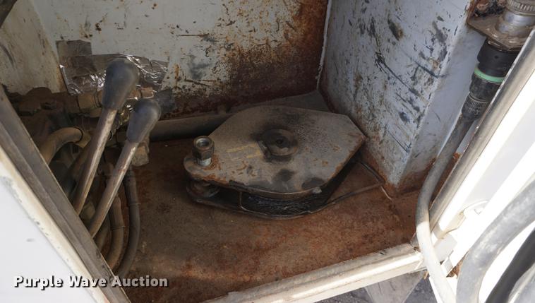 image for item DF1553 1998 Ford F700 service truck with crane