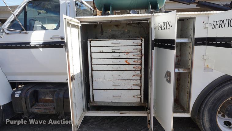 image for item DF1553 1998 Ford F700 service truck with crane