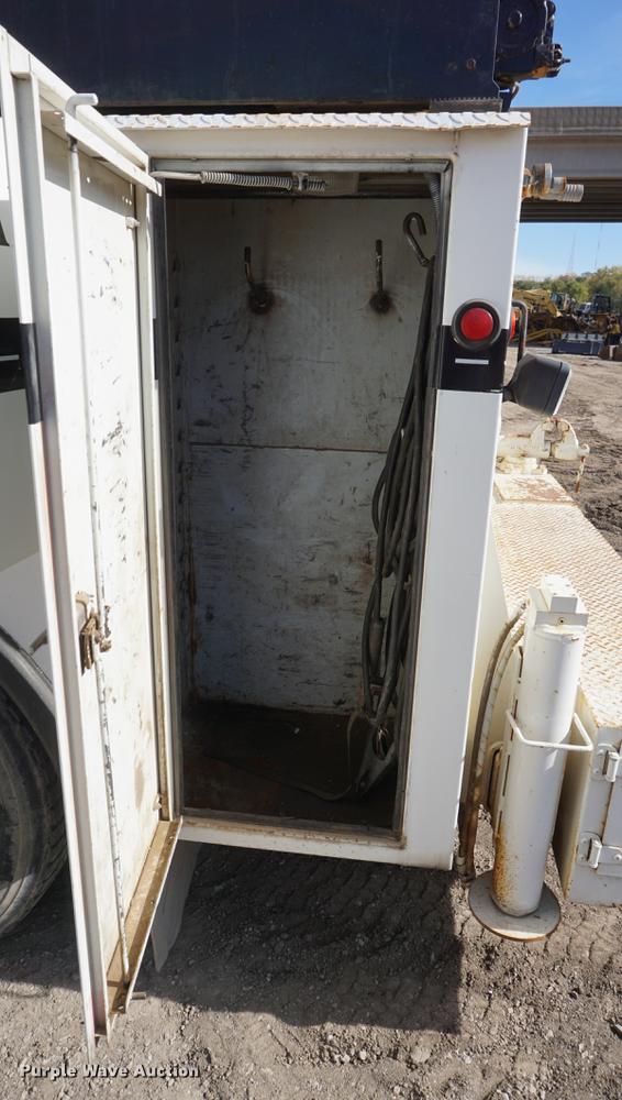 image for item DF1553 1998 Ford F700 service truck with crane