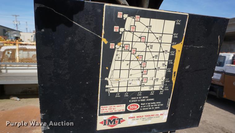 image for item DF1553 1998 Ford F700 service truck with crane