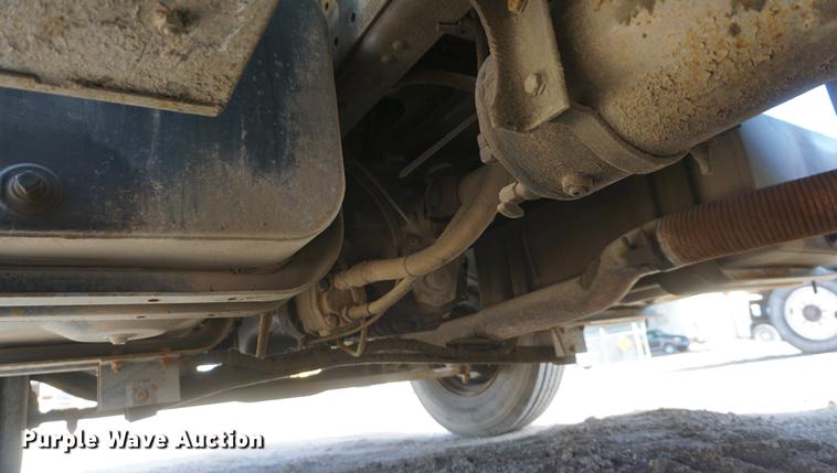 image for item DF1553 1998 Ford F700 service truck with crane