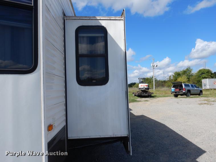 image for item DF2000 2011 Keystone Retreat camper