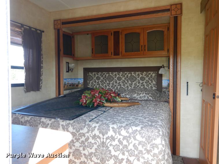 image for item DF2000 2011 Keystone Retreat camper