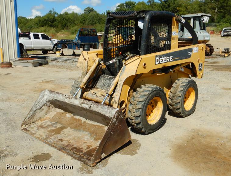 image for item DF2007 2007 John Deere 317 skid steer