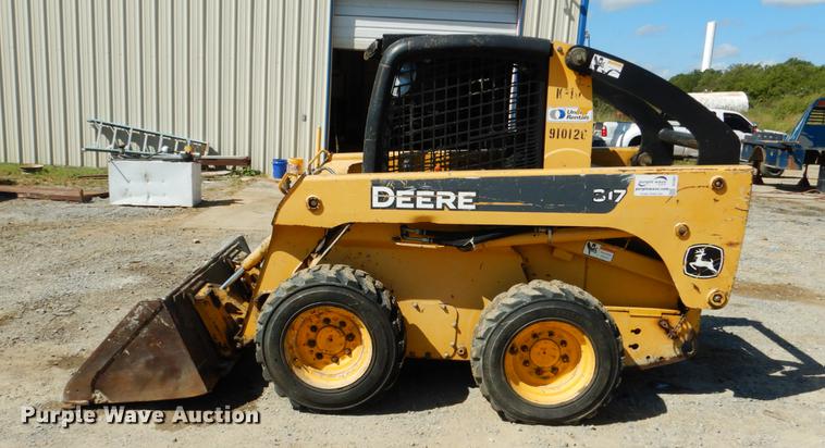 image for item DF2007 2007 John Deere 317 skid steer