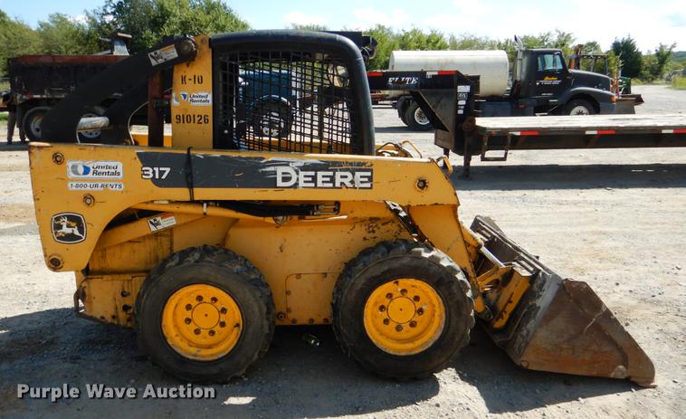 image for item DF2007 2007 John Deere 317 skid steer