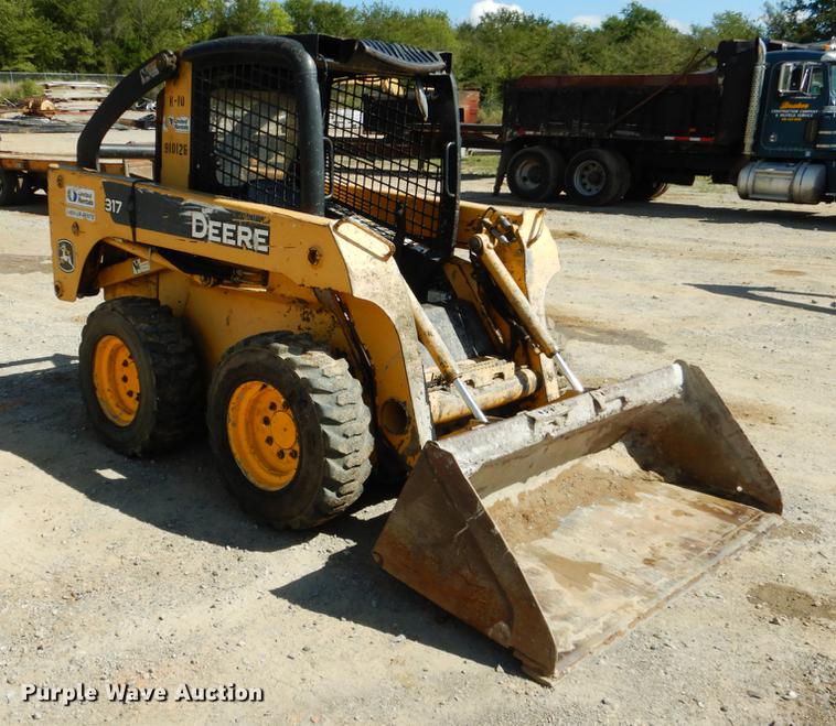 image for item DF2007 2007 John Deere 317 skid steer