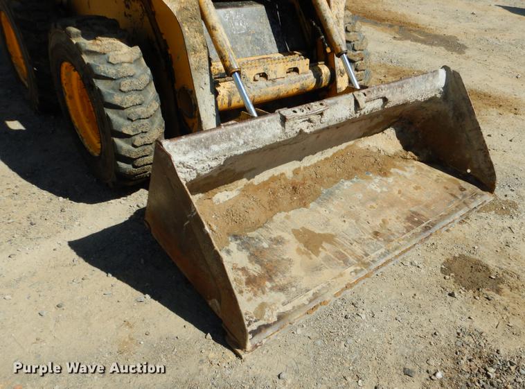 image for item DF2007 2007 John Deere 317 skid steer