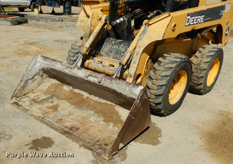 image for item DF2007 2007 John Deere 317 skid steer