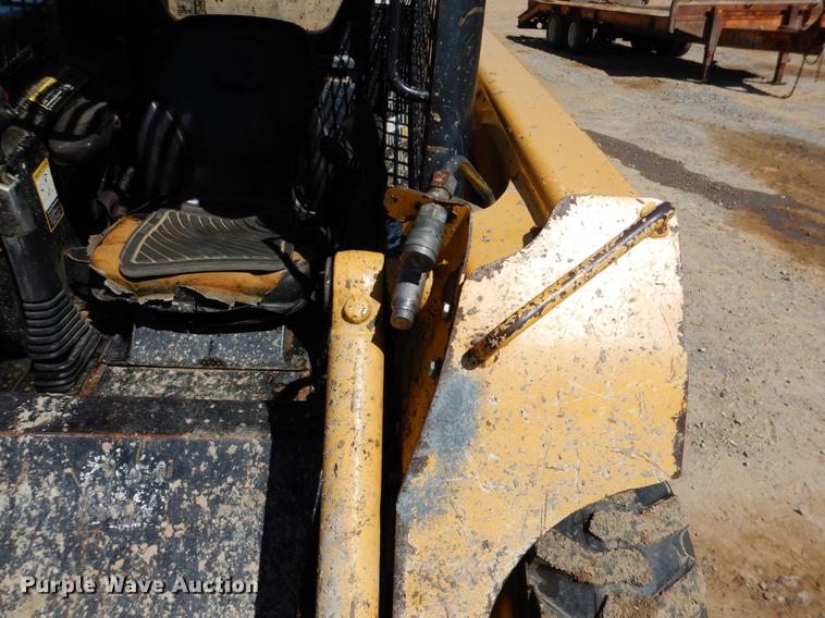 image for item DF2007 2007 John Deere 317 skid steer