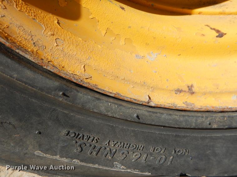 image for item DF2007 2007 John Deere 317 skid steer