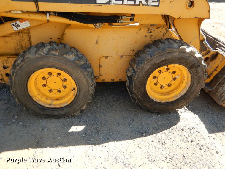 image for item DF2007 2007 John Deere 317 skid steer