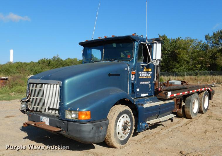 image for item DF2012 1995 International 9400 flatbed truck