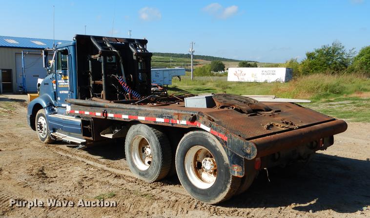 image for item DF2012 1995 International 9400 flatbed truck