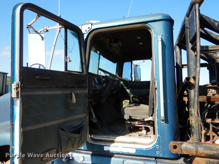 image for item DF2012 1995 International 9400 flatbed truck