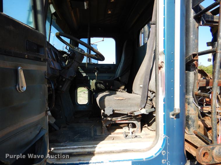 image for item DF2012 1995 International 9400 flatbed truck