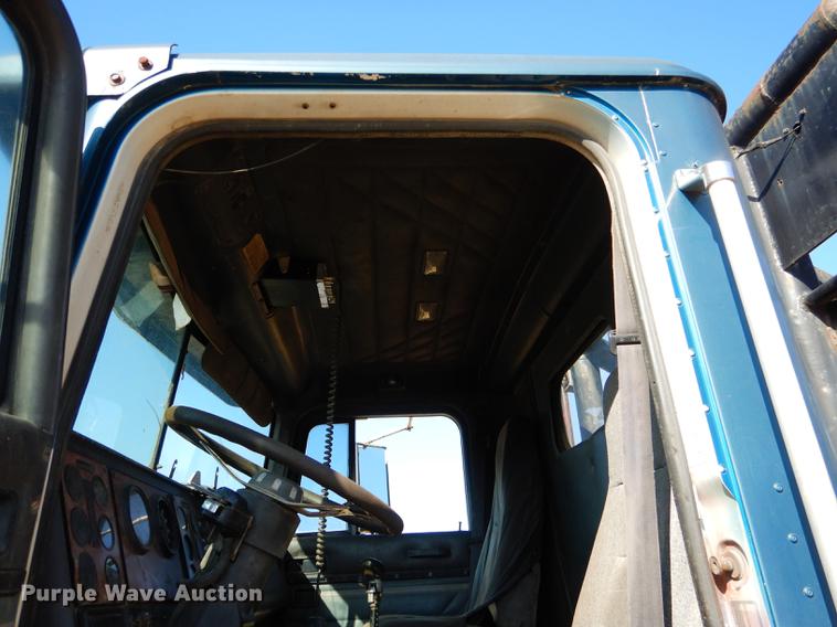 image for item DF2012 1995 International 9400 flatbed truck