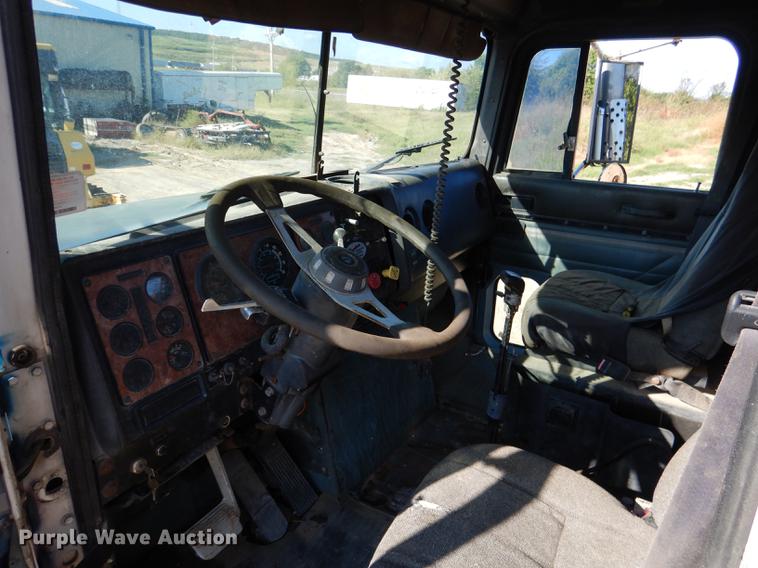 image for item DF2012 1995 International 9400 flatbed truck