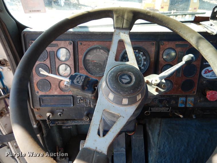 image for item DF2012 1995 International 9400 flatbed truck