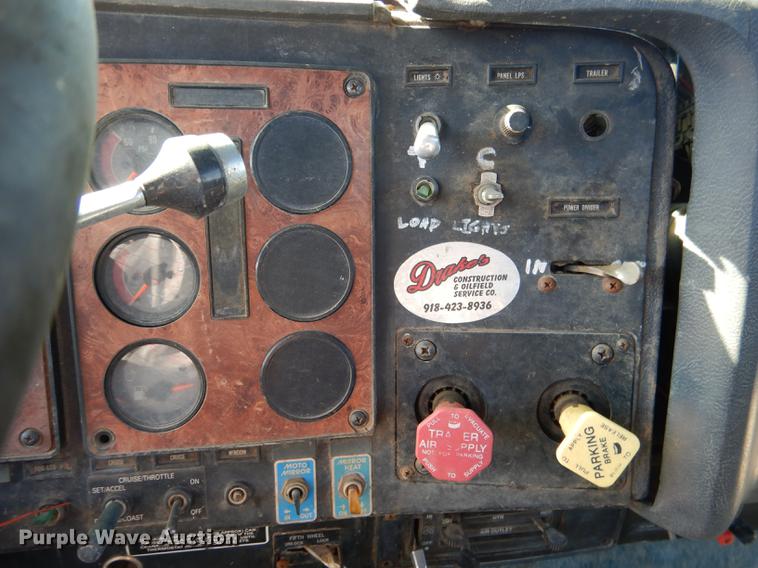 image for item DF2012 1995 International 9400 flatbed truck