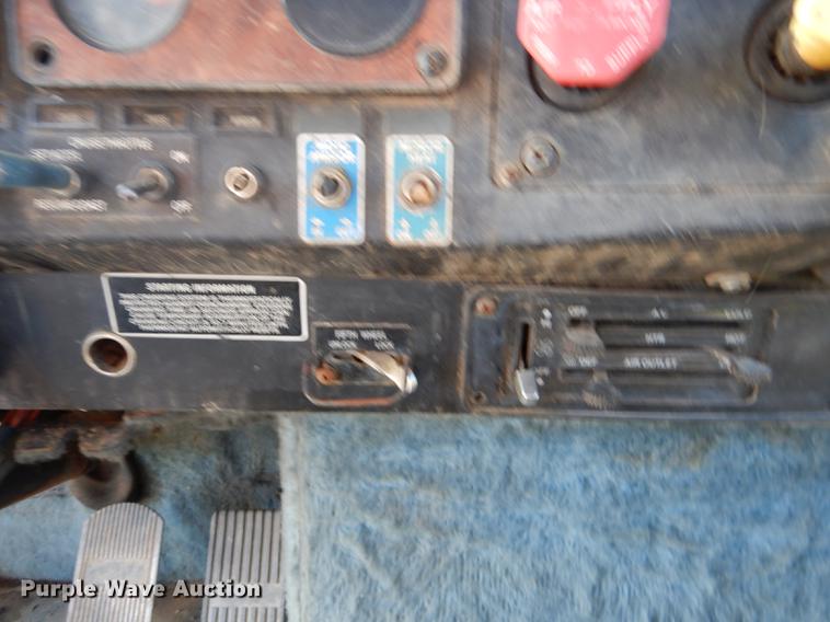 image for item DF2012 1995 International 9400 flatbed truck