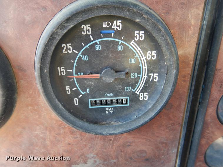 image for item DF2012 1995 International 9400 flatbed truck