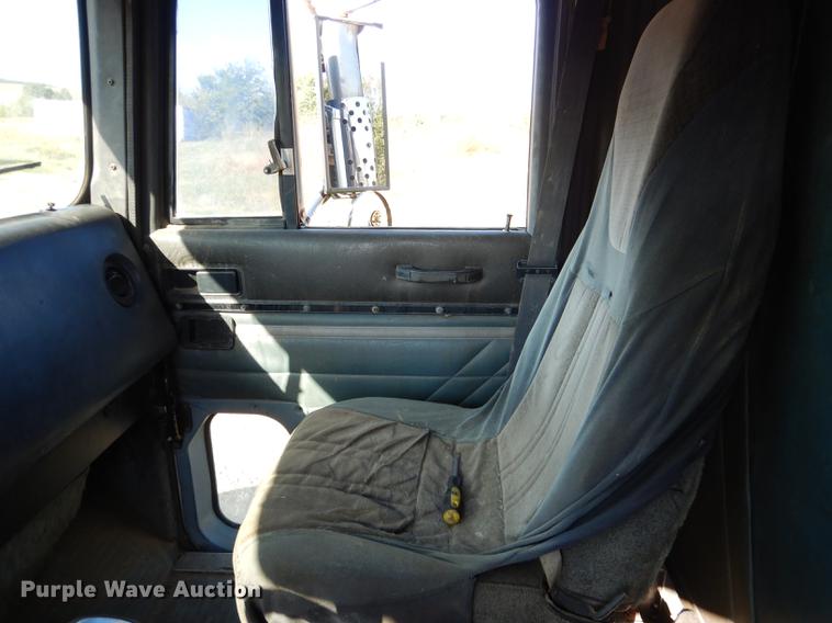 image for item DF2012 1995 International 9400 flatbed truck